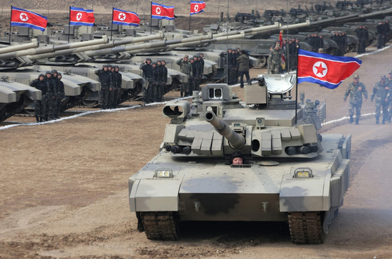 North Korean leader Kim Jong-un drives one of the new battle tanks unveiled by Pyongyang's state media in this photo released on Thursday by the Rodong Sinmun, the official newspaper of the ruling Workers' Party. [NEWS1]