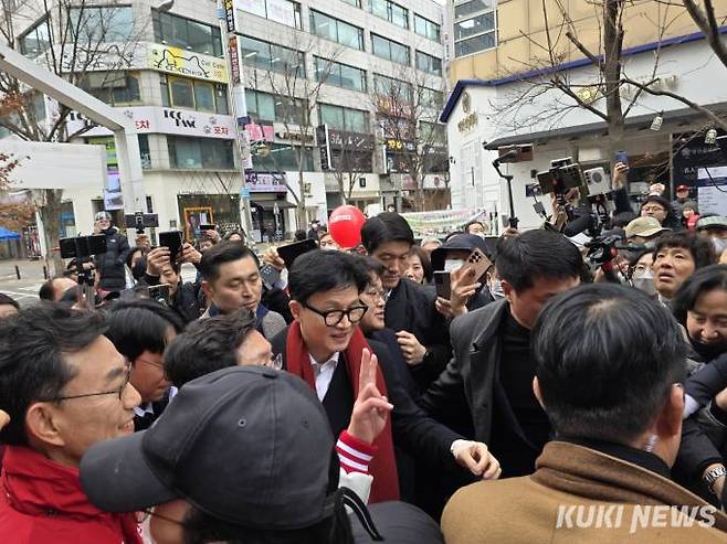 한동훈 국민의힘 비상대책위원장이 지난 11일 경기도 고양시 일산동구 라페스타에 방문해 시민들과 인사를 나누고 있다. 사진=임현범 기자