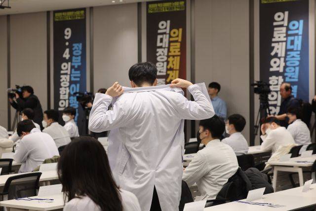 정부의 의대 증원 방침에 반발해 사직서를 내고 근무 중단을 선언한 전공의 대표들이 20일 서울 용산구 대한의사협회 회관에서 열린 대한전공의협의회 긴급 임시대의원총회에 참석하고 있다. 연합뉴스