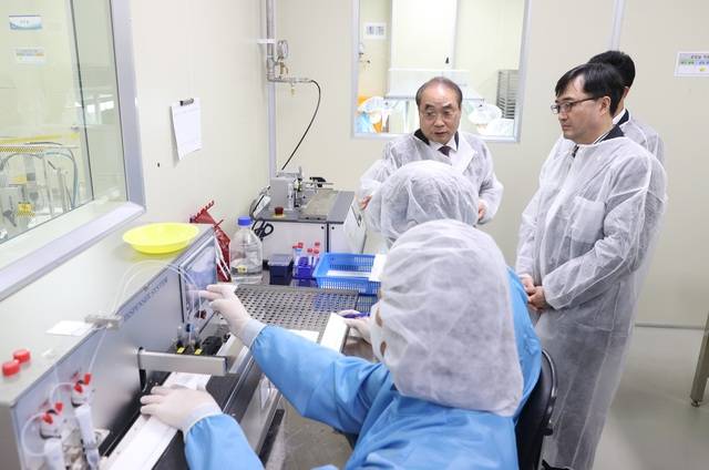 임기근(오른쪽) 조달청장이 14일 강원도 춘천시의 한 바이오·헬스 기업에 방문해 애로사항을 청취하고 있다. 조달청 제공