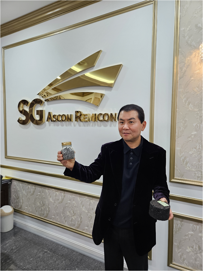 박창호 SG 대표가 친환경 아스콘 ‘에코스틸아스콘’을 소개하고 있다. 인천 양연호 기자