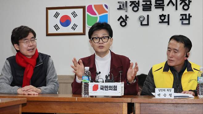 한동훈 국민의힘 비상대책위원장이 도태우 국민의힘 예비후보(대구 중·남구)와 조수연 국민의힘 예비후보(대전 서구갑)의 논란에 대해 언급했다. 사진은 한 위원장(가운데)이 14일 부산 사하구 괴정골목시장에서 상인회 간담회를 하는 모습. /사진=뉴스1(공동취재)