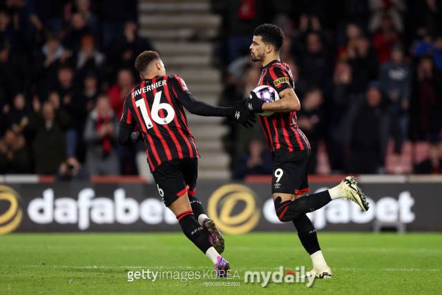 후반 5분 만회골을 터뜨린 뒤 공을 들고 빠르게 경기 재개에 임하는 솔란케(오른쪽). /게티이미지코리아