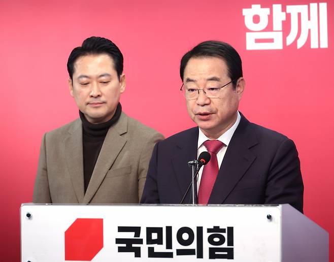 정영환 국민의힘 공천관리위원장(오른쪽)이 지난달 26일 여의도 당사에서 회의결과를 발표하고 있다. 왼쪽은 장동혁 사무총장. [연합]