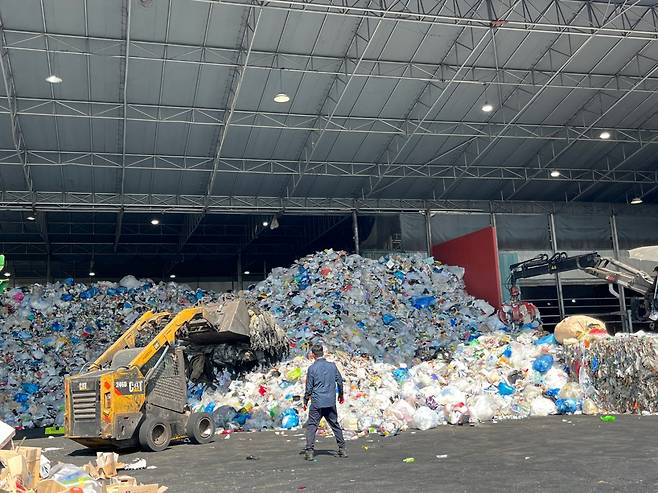 인천의 한 민간 재활용 선별장. 분리배출된 쓰레기들을 크레인으로 집어 컨베이어벨트 위로 올린 뒤 수작업으로 분류한다. 이곳에는 40여 명이 근무하고 있다. 주소현 기자자