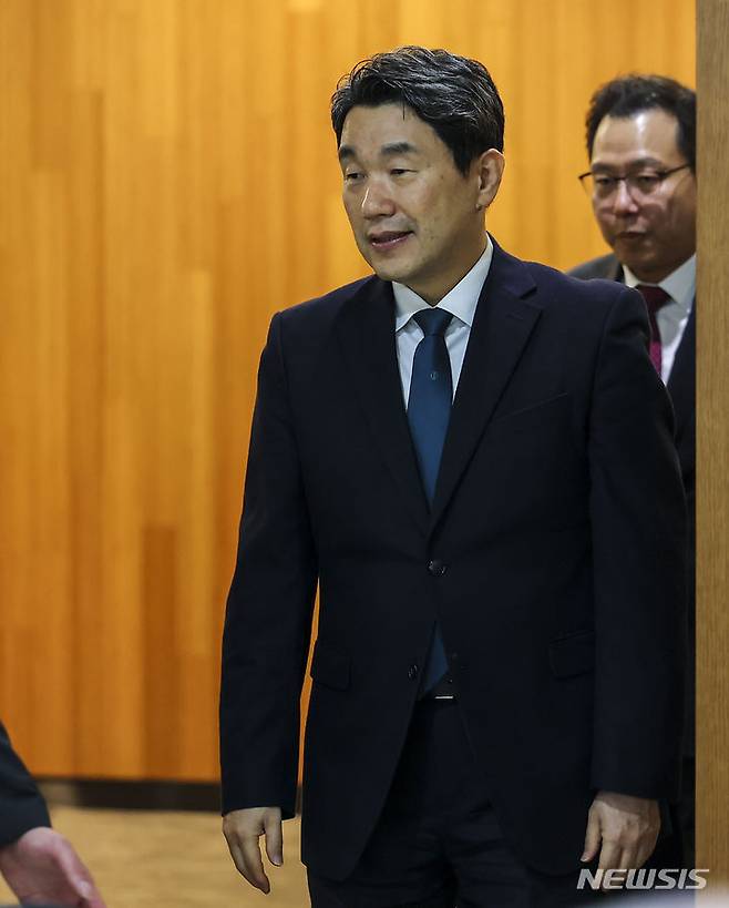 [성남=뉴시스] 정병혁 기자 = 이주호 사회부총리 겸 교육부 장관이 14일 경기 성남시 가천대학교에서 열린 의대 학사 정상화 협조요청 및 증원관련 현장의견 청취를 위한 간담회에 참석하고 있다. 2024.03.14. jhope@newsis.com