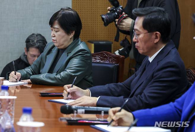 [성남=뉴시스] 정병혁 기자 = 전용순 가천대학교 의과대학장과, 김우경 의무부총장이 14일 경기 성남시 가천대학교에서 열린 교육부 의대 학사 정상화 협조요청 및 증원관련 현장의견 청취를 위한 간담회에서 이주호 부총리의 모두발언을 듣고 있다. 2024.03.14. jhope@newsis.com