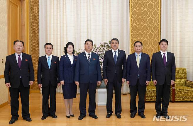 [베이징=뉴시스]왕야쥔 주북 중국대사는 13일 주용일 북한 정보산업상과 면담을 가졌다고 주북한 중국대사관이 밝혔다. 사진은 북한 정보산업성 일행과 만나 기념촬영을 하는 왕 대사(오른쪽에서 세 번째).(사진=주북한 중국대사관 홈페이지 갈무리) *DB 및 재판매 금지. 2024.3.14 photo@newsis.com