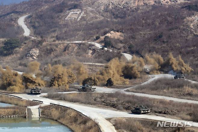 [포천=뉴시스] 사진공동취재단 = 14일 오전 경기도 포천 승진훈련장에서 '24 FS/TIGER 일환으로 실시된 한미연합 통합화력훈련에서 육군 수도기계화보병사단의 K1A2전차가 사격하고 있다. 2024.03.14. photo@newsis.com