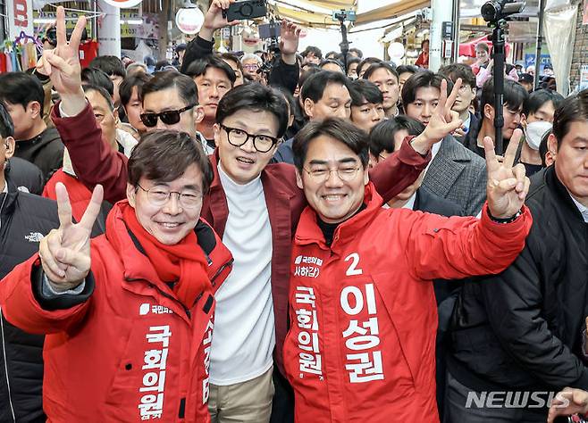 [부산=뉴시스] 하경민 기자 = 한동훈 국민의힘 비상대책위원장이 14일 부산 사하구 괴정골목시장을 방문, 이성권·조경태 후보와 함께 시민들에게 인사하고 있다. (공동취재) 2024.03.14. photo@newsis.com