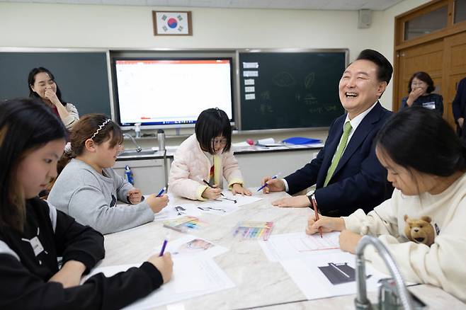 [무안=뉴시스] 윤석열 대통령이 14일 전남 무안군 오룡초등학교를 방문해 늘봄학교 창의미술 프로그램을 참관하고 있다. (사진=대통령실 제공) 2024.03.14. photo@newsis.com *재판매 및 DB 금지