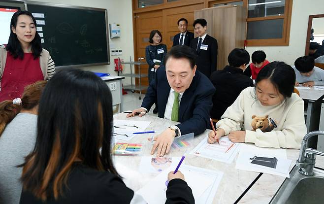 [무안=뉴시스] 윤석열 대통령이 14일 전남 무안군 오룡초등학교를 방문해 늘봄학교 창의미술 프로그램을 참관하고 있다. (사진=대통령실 제공) 2024.03.14. photo@newsis.com *재판매 및 DB 금지