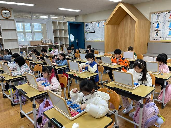 초등학교 학생들이 '한글 교육용 글자 세트'를 활용해 한글을 배우고 있다. 울산광역시교육청 제공