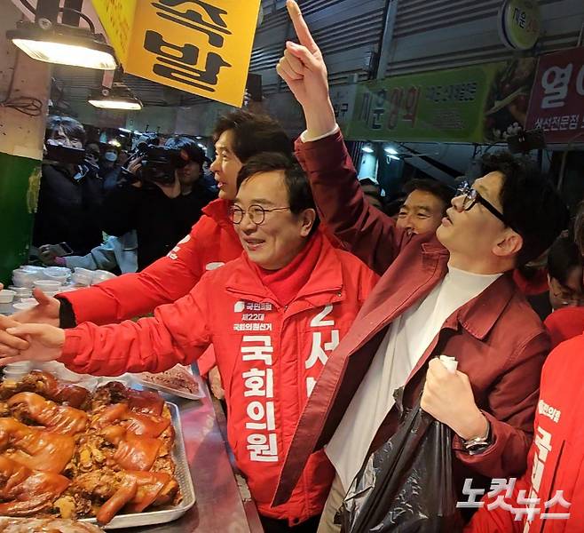 14일 오전 부산 북구갑 서병수 후보와 구포시장을 찾은 한동훈 국민의힘 비상대책위원장. 김혜민 기자