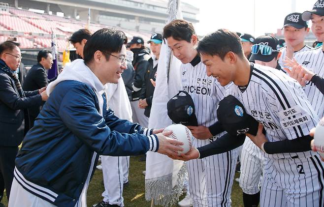 14일 오전 수원KT위즈파크에서 열린 2024년 독립야구단 경기도리그 개막식에서 오병권 경기도 행정1부지사가 개막기념으로 작성한 응원메시지 사인볼을 선수단 대표에게 전달하고 있다. 경기도