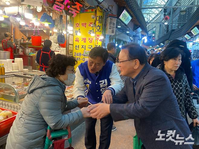 수원시 팔달구 못골시장에서 더불어민주당 김부겸 상임공동선거대책위원장과 김영진 의원이 함께 선거 유세에 나섰다. 김도균 인턴기자