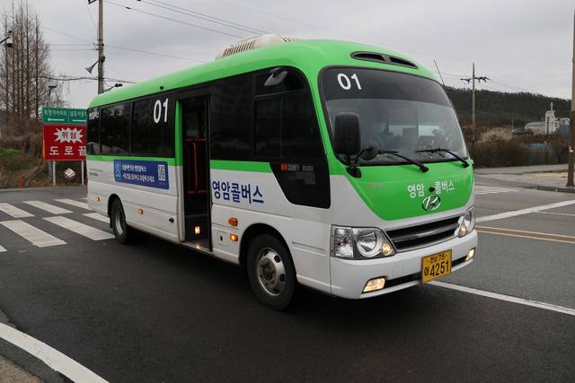 영암군 삼호읍에서 5일부터 시범운행에 들어간 수요응답형 ‘영암 콜버스’.