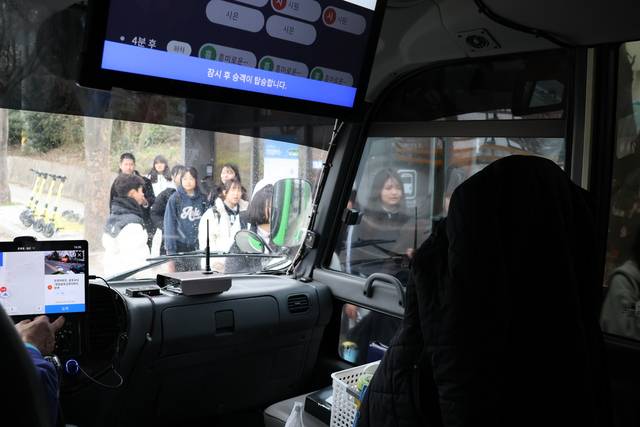 하굣길에 오른 학생들이 영암 콜버스를 타기 위해 줄 서 있다.