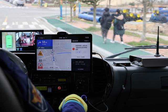 영암군 삼호읍에서 5일부터 시범운행에 들어간 수요응답형 ‘영암 콜버스’.