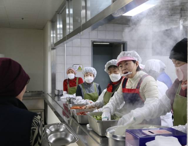 ▲김정재 의원이 14일 포항시 노인복지관에서 점심 배식 봉사를 하고 있다.ⓒ김정재 의원실 제공