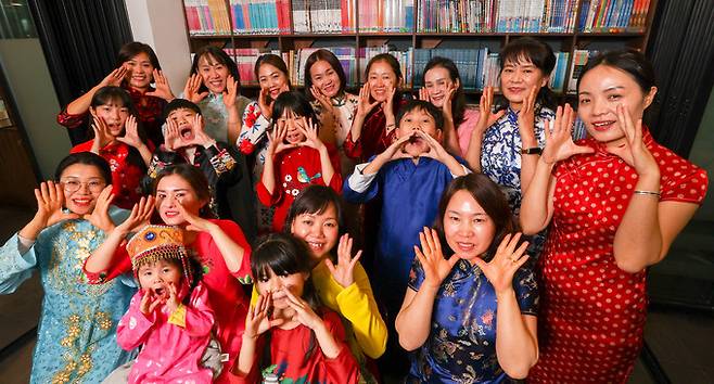하남시의 솔트 다문화 합창단의 이주 여성들과 그 자녀들이 두 손을 들고 환하게 웃고 있다. 하남=최상수 기자