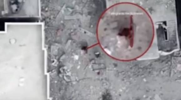 이스라엘방위군이 지난 3일(현지시간) 공개한 영상. 가자지구를 걷는 두 남성(붉은 동그라미) 사이의 검은 물체를 ‘무기’로 인지한 이스라엘군은 이들에게 폭탄을 투하했다. 하지만 조사 결과 해당 물체는 무기가 아닌 자전거로 확인됐다.