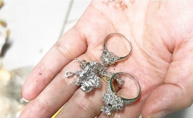 지난 7일(현지시간) 베트남의 한 아파트에 사는 부부가 잃어버린 다이아몬드 반지와 귀걸이. 뚜오이쩨 보도화면 캡처