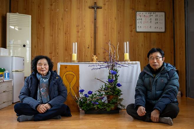 팽목성당을 10년째 지켜온 김영례(왼쪽)·손인성 부부. ⓒ시사IN 신선영