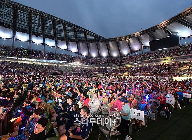 2023년 8월 서울월드컵경기장에서 K팝 슈퍼 라이브 콘서트를 즐기는 잼버리 대원들. 사진|강영국 기자