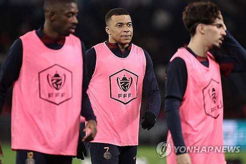 파리 생제르맹은 14일 프랑스 파리에 위치한 파르크 데 프랭스에서 열린 OGC니스와의 쿠프 드 프랑스 8강 홈경기에서 3 대 1 승리를 거두며 준결승 진출에 성공했다. 이날 이강인은 공격포인트를 올리지 못했지만 선발로 나와 풀타임을 소화하며 팀 승리에 일조했다. 현재 프랑스 리그1 선두를 달리고 있고 유럽축구연맹 챔피언스리그 8강에 올라간 PSG는 쿠프 드 프랑스도 준결승에 진출하며 3관왕 도전을 이어갔다. 연합뉴스