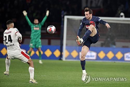 파리 생제르맹은 14일 프랑스 파리에 위치한 파르크 데 프랭스에서 열린 OGC니스와의 쿠프 드 프랑스 8강 홈경기에서 3 대 1 승리를 거두며 준결승 진출에 성공했다. 이날 이강인은 공격포인트를 올리지 못했지만 선발로 나와 풀타임을 소화하며 팀 승리에 일조했다. 현재 프랑스 리그1 선두를 달리고 있고 유럽축구연맹 챔피언스리그 8강에 올라간 PSG는 쿠프 드 프랑스도 준결승에 진출하며 3관왕 도전을 이어갔다. 연합뉴스