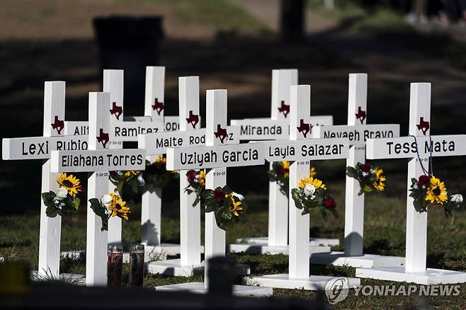 유밸디 롭 초등학교 총격 사건 희생자 추모비 [AP 연합뉴스 자료사진. 재판매 및 DB 금지]