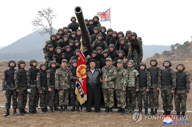 북한 김정은, 탱크병 대항훈련경기 지도 (평양 조선중앙통신=연합뉴스) 김정은 북한 국무위원장이 지난 13일 조선인민군 땅크(탱크)병대연합부대간 대항훈련경기를 지도했다고 조선중앙통신이 14일 보도했다. 북한은 이날 신형 탱크를 공개하며 대남 전쟁의지를 다졌다.2024.3.14 
    [국내에서만 사용가능. 재배포 금지. For Use Only in the Republic of Korea. No Redistribution] nkphoto@yna.co.kr