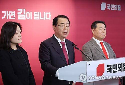 정우택 의원 공천 취소 전하는 국민의힘 정영환 공천관리위원장  [연합뉴스 자료사진]