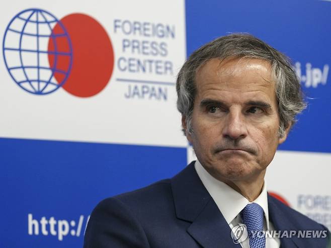 일본서 기자회견 참석한 그로시 IAEA 사무총장 (도쿄 EPA=연합뉴스) 라파엘 그로시 국제원자력기구(IAEA) 사무총장이 14일 도쿄에서 열린 내외신 기자회견에 참석해 옆쪽을 응시하고 있다.