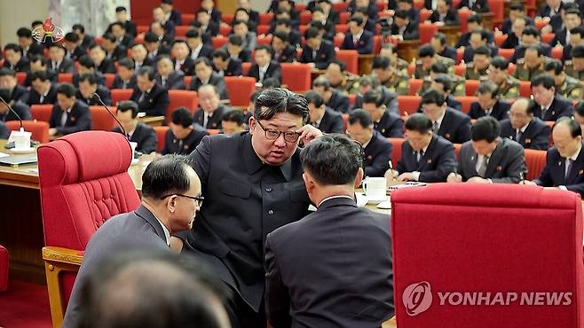 김정은 앞에 무릎 꿇고 지시 사항 듣는 조용원·김덕훈 (서울=연합뉴스) 김정은 북한 국무위원장 주재로 지난 23~24일 열린 당 중앙위원회 제8기 제19차 정치국 확대회의에서 조용원 당 비서와 김덕훈 내각총리가 김 위원장 앞에서 무릎을 꿇고 지시 사항을 듣고 있다.[조선중앙TV 화면] 2024.1.25 
    [국내에서만 사용가능. 재배포 금지. For Use Only in the Republic of Korea. No Redistribution] nkphoto@yna.co.kr