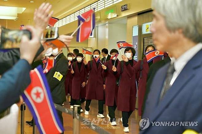 지난달 일본 입국하는 북한 여자축구 선수단 [연합뉴스 자료사진]