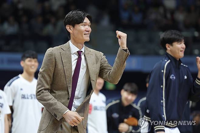 올스타전 축제 '춤 추는 감독' (고양=연합뉴스) 임병식 기자 = 14일 고양 소노 아레나에서 열린 2023-2024 정관장 프로농구 올스타전에서 크블몽팀 김주성 감독이 춤을 추고 있다. 2024.1.14 andphotodo@yna.co.kr