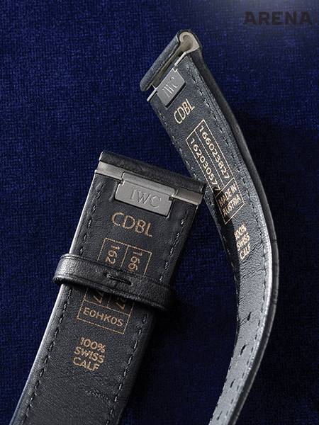 IWC 이즈X 시스템이 적용된 가죽 스트랩. 쉽게 갈아 끼울 수 있고 단단하게 체결된다.