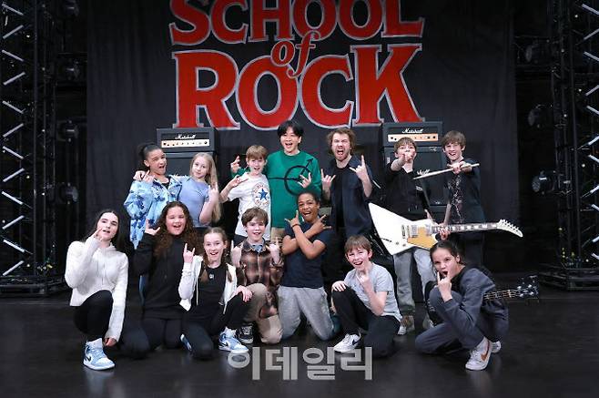 밴드 YB의 윤도현과 뮤지컬 ‘스쿨 오브 락’ 출연 배우들의 단체 사진. (사진=에스앤코)
