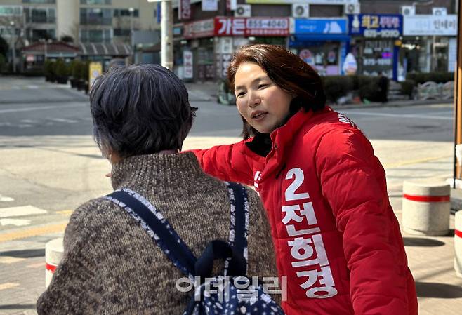 호원2동 주민센터 인근에서 주민들과 인사하는 전희경 예비후보.(사진=후보 제공)