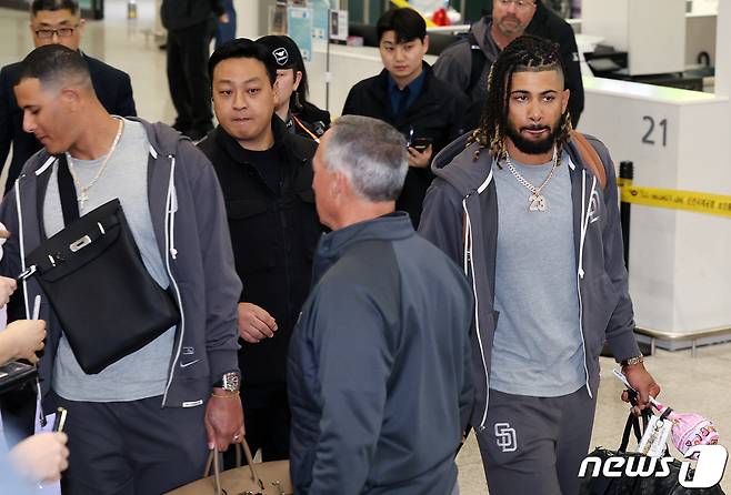 미국프로야구(MLB) 월드투어 서울시리즈에 출전하는 샌디에이고 파드리스의 매니 마차도와 페르난도 타티스 주니어가 15일 새벽 인천국제공항 제1터미널을 통해 입국하고 있다. 2024.3.15/뉴스1 ⓒ News1 이동해 기자