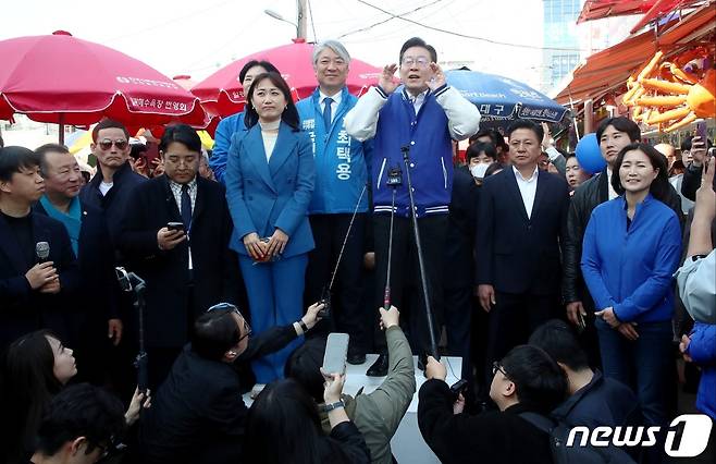 이재명 더불어민주당 대표가 15일 오후 부산 기장군 기장시장에서 부산지역 총선 후보들의 지지를 호소하고 있다. (공동취재) 2024.3.15/뉴스1 ⓒ News1 윤일지 기자