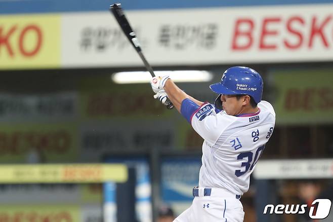 삼성 라이온즈 김영웅이 15일 롯데와의 시범경기에서 결승 3점홈런을 때렸다. /뉴스1 DB ⓒ News1 공정식 기자