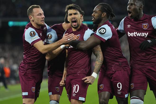 West Ham's Lucas Paqueta, centre left, celebrates after scoring his side's opening goal during the Europa League round of 16 second leg soccer match between West Ham United and SC Freiburg at the London stadium in London, Thursday, March 14, 2024. (AP Photo/Kirsty Wigglesworth)<저작권자(c) 연합뉴스, 무단 전재-재배포, AI 학습 및 활용 금지>