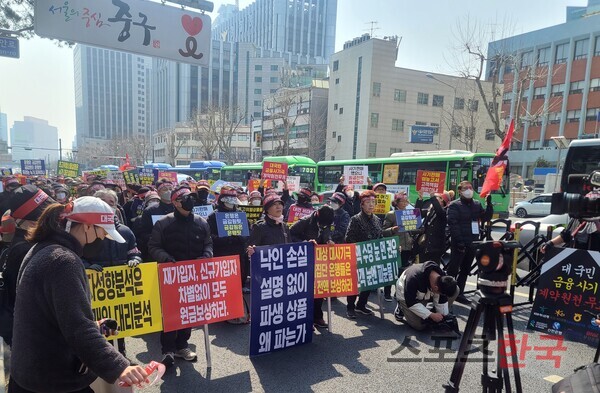 홍콩 H지수 기초 주가연계증권(ELS) 피해자 모임이 15일 오후 서울 중구에 위치한 농협은행 본사 앞에서 '대규모 금융사기 규탄 집회'를 개최했다. 집회 참가자들은 은행들이 불완전판매를 했다며 원금 전액을 배상하라고 촉구했다. ⓒ홍성완 기자