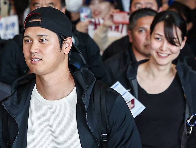 미국프로야구(MLB) 월드투어 서울시리즈에 출전하는 LA 다저스 오타니 쇼헤이가 15일 오후 인천국제공항 제1터미널을 통해 부인 다나카 마미코와 함께 입국하고 있다. /뉴스1