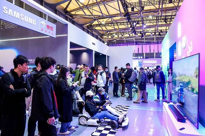 AWE 2024가 열리고 있는 중국 상하이 삼성전자 전시관에서 관람객들이 다양한 제품과 솔루션들을 체험하고 있다.ⓒ삼성전자