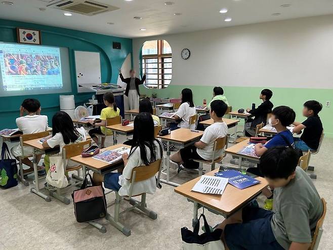 안양시가 무료로 운영하는 권역별 영어체험센터에서 학생들이 영어 수업을 받고 있다. ⓒ안양시 제공