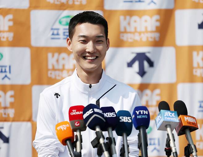 높이뛰기 우상혁이 15일 오전 인천 문학경기장에서 훈련을 마치고 취재진과 인터뷰하고 있다. 연합뉴스